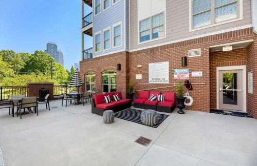 Stylish 1BR Uptown Apartment - Photo 21