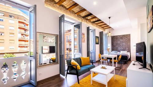 Beautifully Designed Studio with Lots of Natural Light - Photo 2