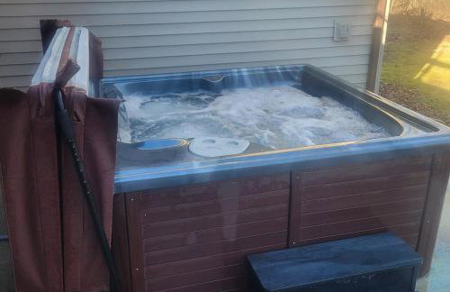 Charming Country Cabin- Cozy, Scenic View, HOT TUB, near CMAC - Foto 33