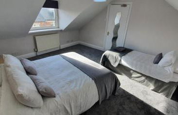 Free Parking, Huge 4 King Bedroom Townhouse, Fast WIFI, Fully Equipped Kitchen, 15 min drive to Nissan, 20 min to Newcastle Sunderland, Ideal for Long Term Contractor etc Stays, Regular Housekeeping Option - Dwellcome Home Ltd - See Our Site for Assurance - Foto 22