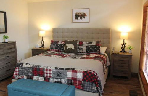 Kathys Cabin, King Bed, Hot Tub, Near-NAU & Downtown attractions, Perfect Year-Round Mountain Getaway - Photo 21