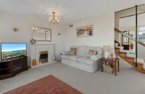 Baywatch Sea View Retreat - Photo 20