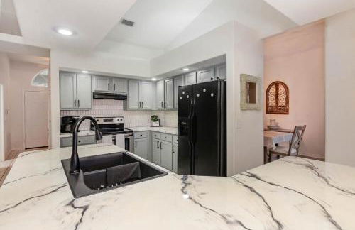 Spacious Luxury Pool Home Oasis - 8mi to Airport - Foto 13