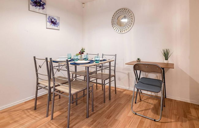 Lovely 2 Bedroom Apartment With Fireplace - Photo 8