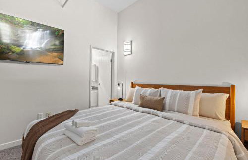 Indy Urban Nest - Sleeps 8 - Skywalk Access - Convention Center - Stadium - Foto 17