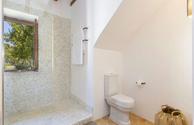 Stunning Farmhouse With Private Pool - Photo 22