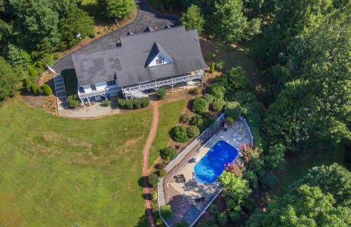 Newly Renovated Luxe Home near Asheville | Pool, Hot Tub, Theater & Games! - Foto 2