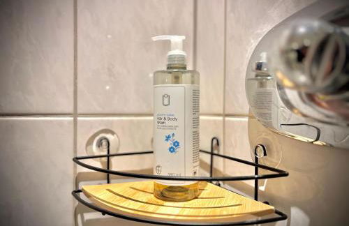 Stay by Home Deluxe Apartment WiFi-PS4-TV-Loft-Bath-Kitchen - Foto 47