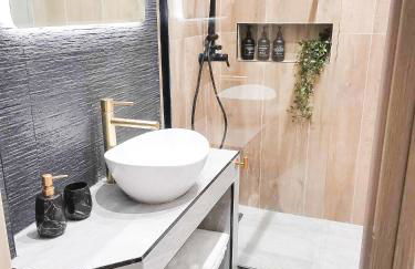 Modh Patras City Centre - Modern Design Oasis - Photo 18