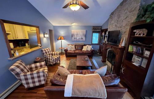 FC17 Stylishly renovated Forest Cottage walk to ski trails wifi cable ping pong AC - Foto 8