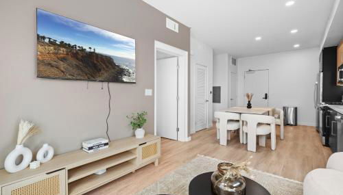 Modern 1BR LA l Workspace Pool Gym - Foto 2