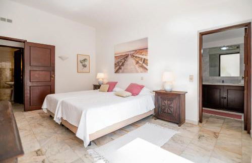 Traditional 3 bedroom villa with great pool in the heart of Vale do Lobo - Photo 26