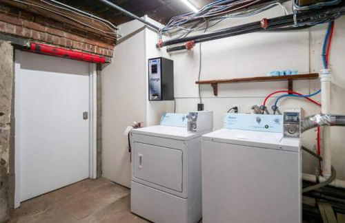 Jennifer's Chic Downtown City Views Private Deck - Foto 27