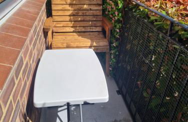 Beautiful Ground floor flat in the Heart of Rochester with balcony mobility friendly - Photo 8