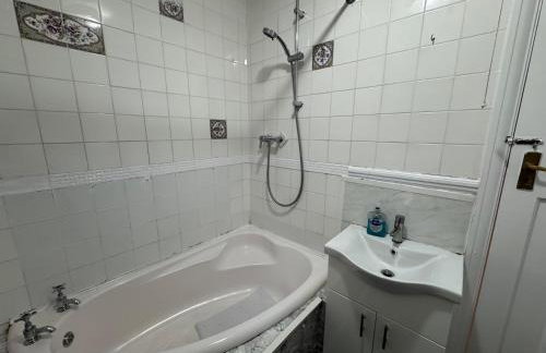 Redhill Gatwick Serviced Accommodation - Foto 9