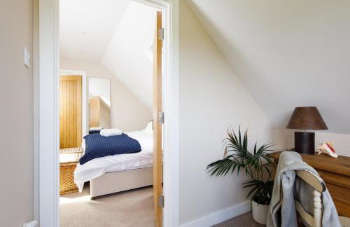 " Orchard Croft Lodge ", New Property, DOG FRIENDLY, Ideal for all Goodwood Events, 5 Minutes from Southend Barns, 9 Minutes From Sandy West Wittering Beach, 2 Bathrooms, Can Sleep 8 On Request, ' Starlink ' Wi-Fi & Sky Sports, Zip & Link Super-King beds - Foto 43