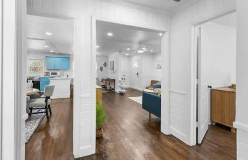 Chic Modern Cottage Near Downtown and Beaches Family - Photo 21