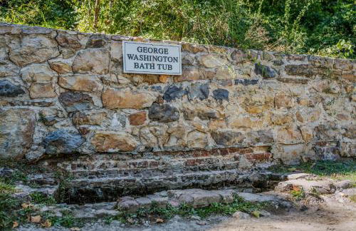 The Manor - Historic Mansion, Wifi, Covered Porch, Screen Porch, King Bed, Walk to Spas, Shops & Restaurants - Foto 96