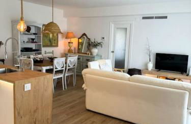 Increíble piso a pocos metros del mar con piscina - Foto 1