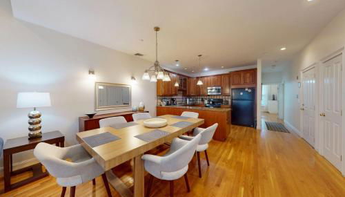 3-Bed 2-Bath Brookline Village Townhome w Deck - Foto 4