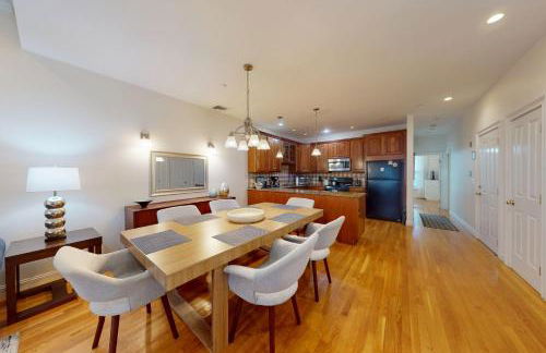 3-Bed 2-Bath Brookline Village Townhome w Deck - Foto 4