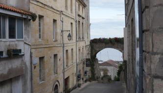 Belle maison de 1800 au centre de Bourg - Foto 2