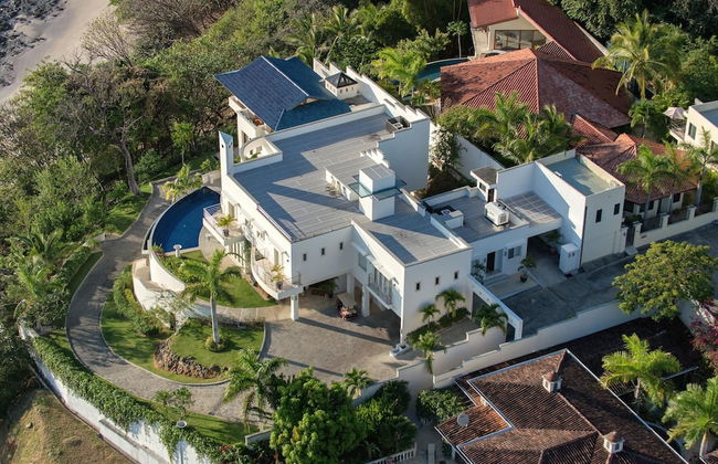 Exquisite Hilltop Villa with Luxurious Modern Design, Sweeping Ocean Views & Sparkling Infinity Pool - Foto 36