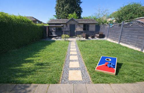 Spacious 5BR Home with Garden, Games & Parking Near Heathrow Windsor - Photo 2