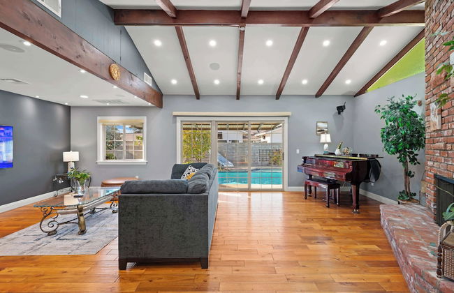 Luxury Estate With Sparkling Pool & Elegant Amenities - Foto 40