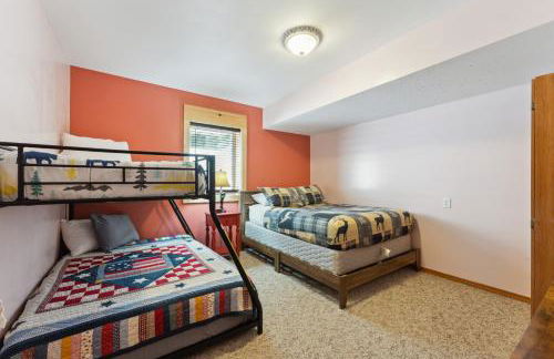 Dog-friendly 6-acre 5BR 3BA home, game room, deck, Wisconsin Dells 10min - Foto 29