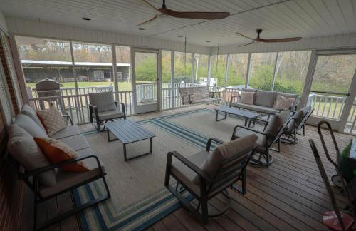 Secluded Farmhouse Retreat - Groups & Pets Okay! - Photo 25