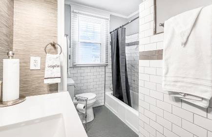 Homey Lodge - Cozy home / Walk to Revolution Mill / Near Downtown / Perfect for groups and family / Free parking - Foto 12