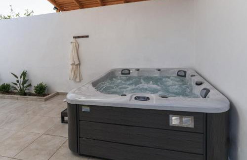 Windless SeaView Villa, with Pool & Hot Tub, By ThinkVilla - Foto 11