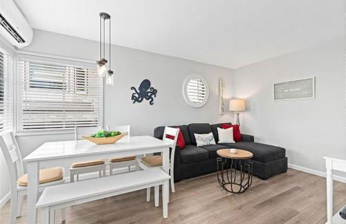 Balboa Paradise - Renovated Coastal Haven - Photo 8