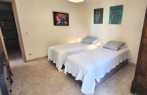 "La Colombe sous les Oliviers" Gîte jusqu'à 4 personnes - 75m2 - Sur Boooking - Rez de jardin Piscine Vue mer et lac - Foto 35