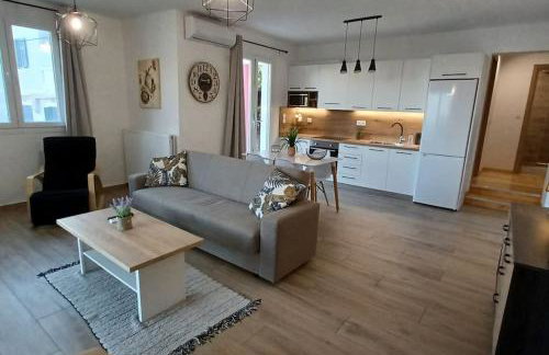 Seaview Luxury Apartment with private parking - Photo 3