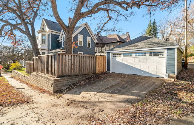 Maple Manor - Photo 39