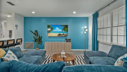 Sunny Lakeside Retreat with Pool and Firepit - Foto 1