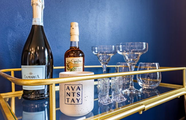 Lindsley by Avantstay Balcony Modern Design A Downtown Location - Photo 6