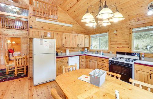 Wraparound Deck and Grill Deadwood Cabin - Foto 3