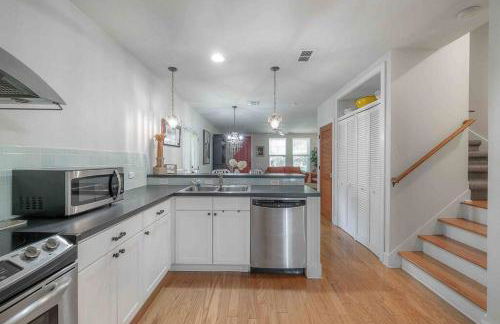 Nawlins vibe with rooftop verandah near Riverwalk and downtown - Foto 42