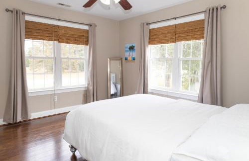 Exquisite home with pool, enclosed yard, fireplace, central AC, & washer/dryer - Foto 26