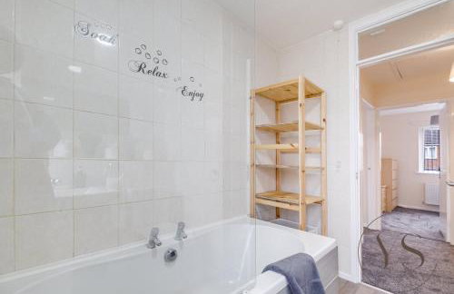 Group-Friendly 3BR Near Dudley + Parking - Foto 35