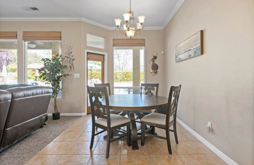 Spacious 4BR 3BA Home KING Suite Pool Sleeps 8 - Photo 8