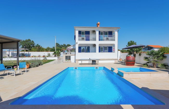 Family home with hydromassage pool & fun activities - Foto 17