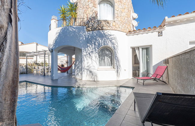 4 bedroom House in Castelló d'Empúries with private pool and garden - Photo 30