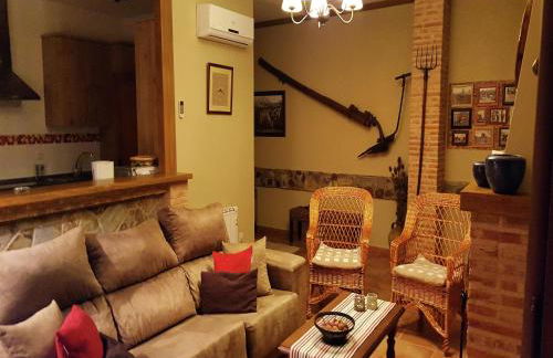 Cottage in Navas de Estena with Pool & Jacuzzi - Photo 2