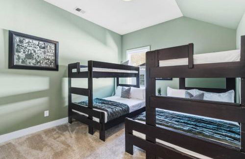 Modern House by Downtown with Garage and Fenced-in Yard - Foto 14