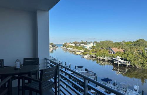 Luxury 2 Bed 2 Bath Waterfront Condo with Patio Sunsets Gym and Parking - Foto 1
