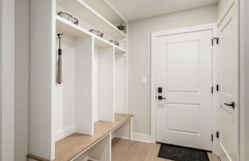 Chateau in the Village - Brand New 3BD 5BA - Foto 10